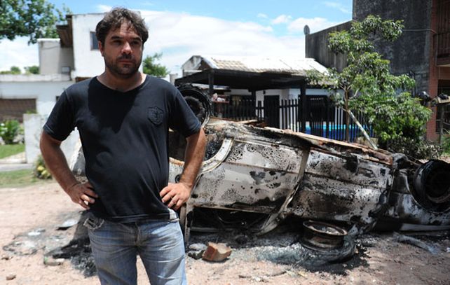 una noche de furia. Familiares y amigos de la victima incendiaron un Fiat Duna blanco del imputado.