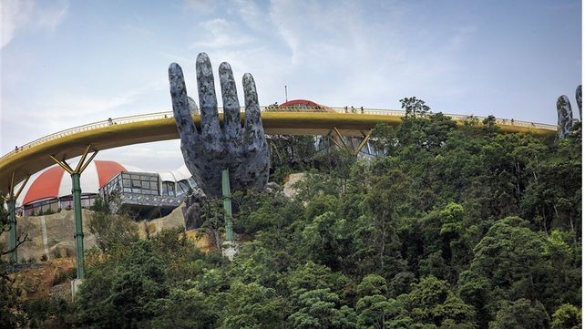 El increíble Puente de oro sostenido por dos manos deslumbra a los visitantes de Vietnam