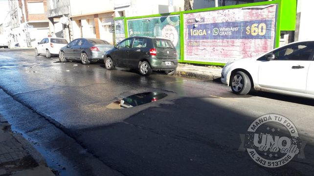 Atención con el pozo&nbsp;En calle Pellegrini entre Montevideo y Carbó está este semejante pozo que además tiene una&nbsp; &nbsp; &nbsp; &nbsp; &nbsp; &nbsp; pérdida de agua. Pleno centro de la ciudad de Paraná y nadie escucha. Llamamos los vecinos para pedir que vengan a repararlo