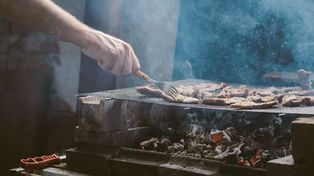 Los maestros parrilleros compiten por el título de mejor asador de la Argentina frente al Obelisco