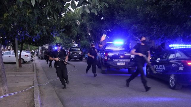 Producto del doble crimen hubo momentos de tensión y algunas corridas por parte de los efectivos policiales en barrio Ludueña.&nbsp;