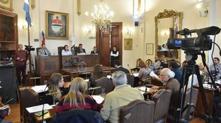 Posturas. Etienot critica la norma, que le restringe manejo discrecional.