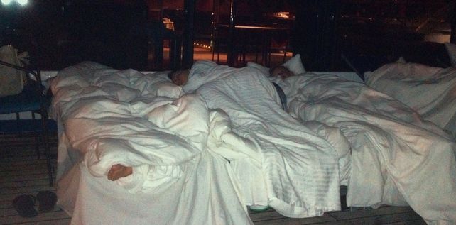 Pasajeros decidieron dormir al aire libre, en la cubierta, para escaparse del olor nauseabundo