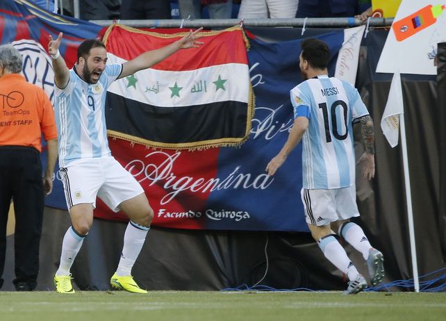 Se sacó la mufa. El Pipita Higuaín marcó sus dos primeros goles en la copa.