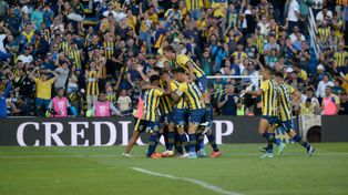 Los futbolistas canallas celebran ante Independiente. Hoy querrán repetir en el Tomás A. Ducó.
