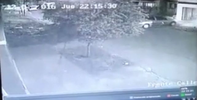 La cámara de seguridad muestra el momento en el que Rodrigo Espíndola ingresa al garage de su casa.&nbsp;