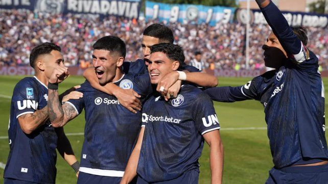 Independiente Rivadavia aplastó a Gimnasia (M) en el clásico y sigue arriba