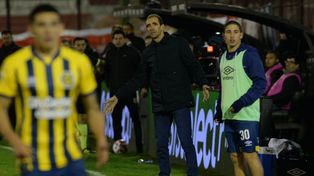 Leandro Somoza se asoma para seguir una acción de Central. A su lado, el pibe Tomás OConnor.