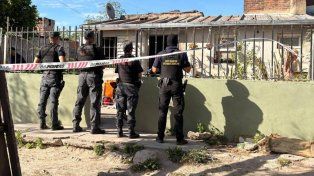 La investigación por el crimen de Jazmín González avanzó con cuatro allanamientos y el secuestro de un revólver. El principal sospechoso está grave.