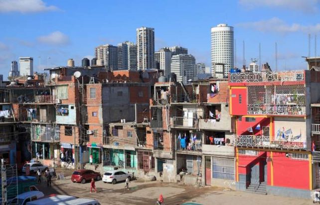 Populosa. La villa de emergencia ubicada en el Bajo Flores es la más extensa de Capital Federal.