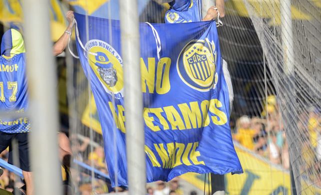 Siempre mono nunca sapo: un curioso mensaje en una bandera de Rosario Central. 