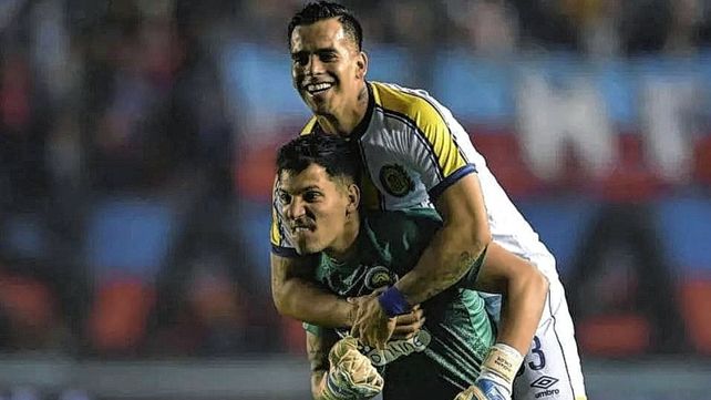 Con un doblete de Servio, Rosario Central goleó a Arsenal