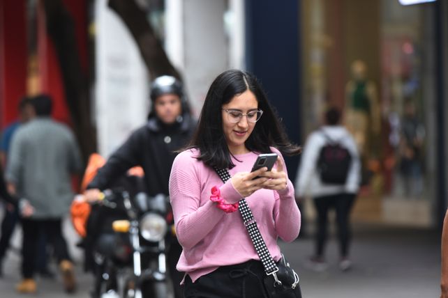Los comerciantes del centro siguen aconsejando no utilizar los celulares en la calle porque los arrebatan en segundos desde motos.