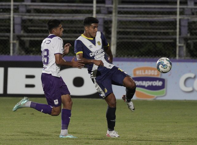 El primer partido de Bravo en Central fue en un amistoso, ante Defensor Sporting, en Montevideo.