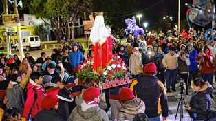 Vigilia. A la medianoche la imagen de Santa Elena salió del templo parroquial y procesionó junto a los fieles que aguardaban en el atrio.