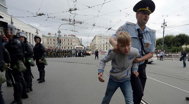 La foto de un niño arrestado por la policía rusa se hizo viral
