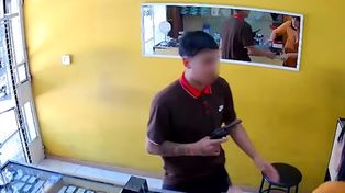 Uno de los presuntos autores del robo exhibió un arma de fuego.