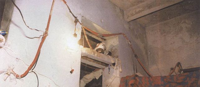 Los cables del calabozo de la comisaría 5ª de Italia al 2100 sobre una cucheta