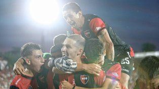 Newells festejó en Rosario ante su gente.