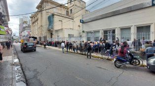 Larga cola frente al Ansés de las personas para cobrar el nuevo IFE