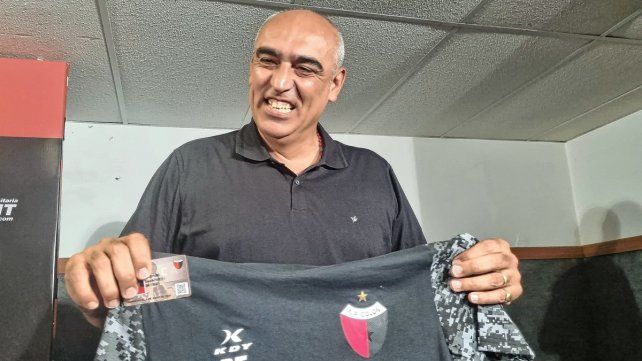 El ex-Patronato Iván Delfino posó con la casaca del Sabalero.