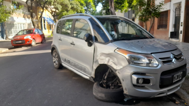 El Citröen Air Cross terminó con su tren delantero destruido. Fue en Laprida al 2100. 