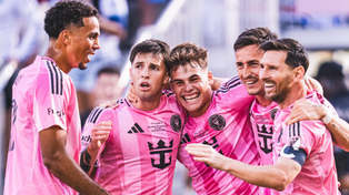 Mateo Silvetti,&nbsp; en el centro, con una amplia sonrisa celebra junto a Lionel Messi, entre otros.