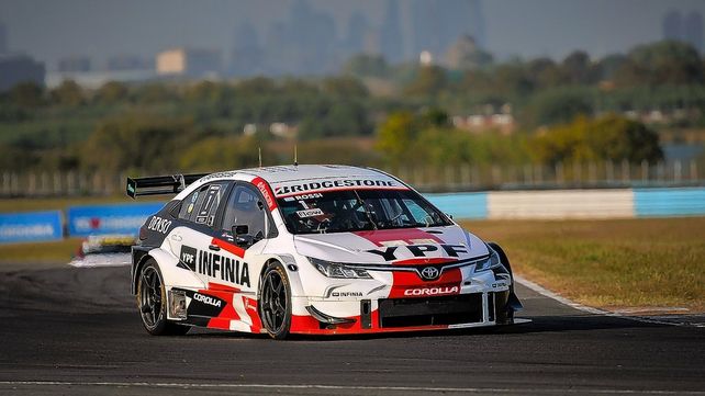 Matías Rossi se quedó con la carrera clasificatoria de Súper TC2000 en Buenos Aires.&nbsp;