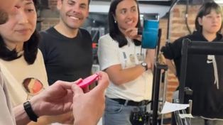 Jóvenes diseñan e imprimen 300 medallas en 3D para el fútbol femenino