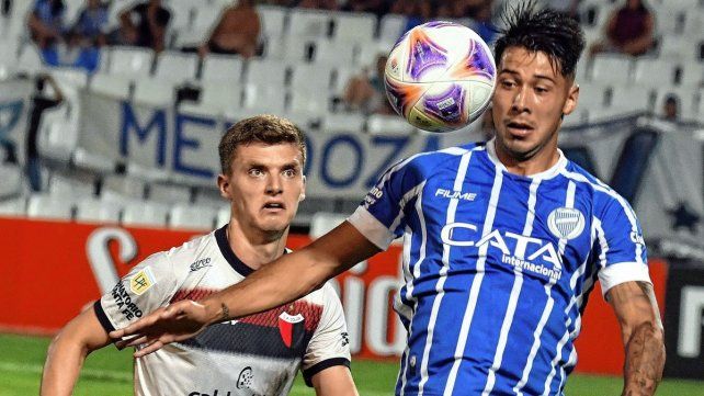 Godoy Cruz venció sobre el final a Colón.