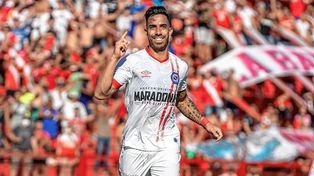 Con dos goles de Gabriel Ávalos, Argentinos goleó a Newells 3-0.