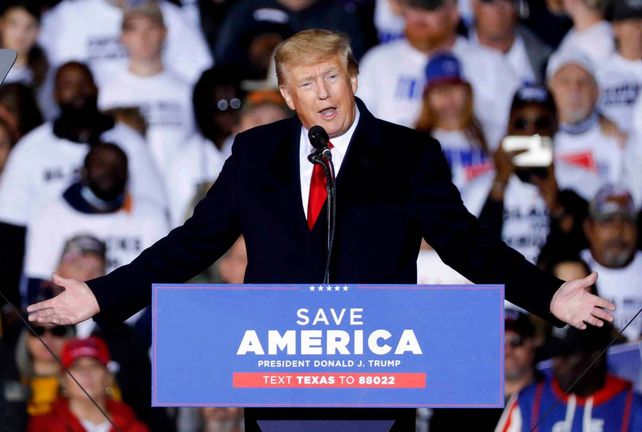 Trump le habla a sus seguidores en Conroe