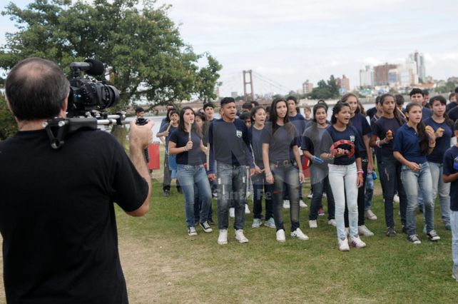 Unos 100 adolescentes. Cantaron y bailaron al ritmo del tema elegido.