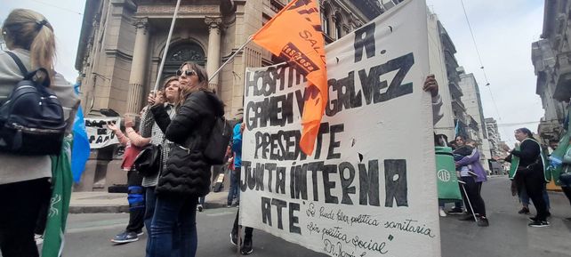 Los empleados del Hospital Gamen de Villa Gobernador Gálvez frente a la sede del Ministerio de Salud.&nbsp;