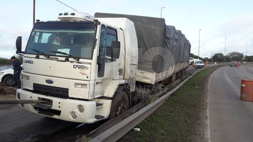 Quitaron el camión empantanado de la Avenida de la Constitución