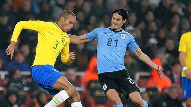 Brasil pisa Montevideo para enfrentar a un Uruguay que no tendrá al goleador Luis Suárez. 