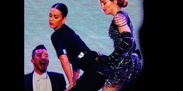 Madonna nalgueó a Katy Perry