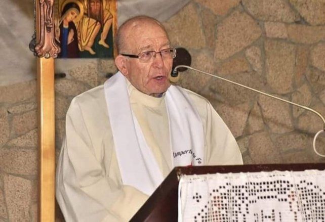 El sacerdote Lahoz dando misa. Fue un ser muy apreciado y valorado en Chubut.&nbsp;