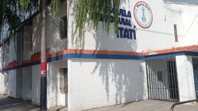 La escuela Itatí está ubicada frente a la plaza principal de barrio Las Flores Sur.