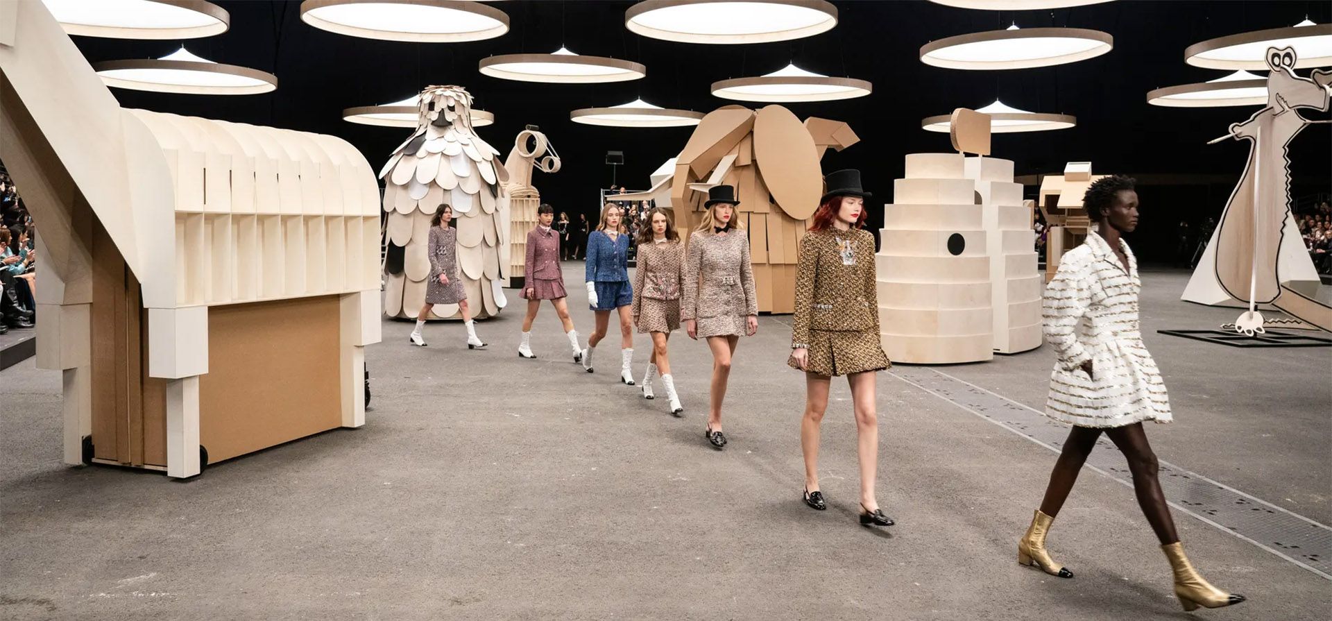 París, Francia. Las modelos caminan por la pasarela durante el desfile de alta costura primavera/verano 2023 de Chanel como parte de la semana de la moda de París. Fotografía: François Durand/Getty Images