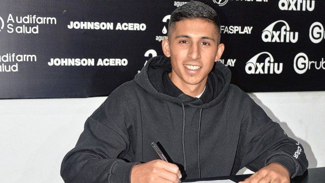 Maximiliano Rueda estampando su firma que lo vinculará con el Patrón.
