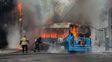 Impactantes imágenes: se incendió una unidad de la línea K en barrio Martin y quedó destruida