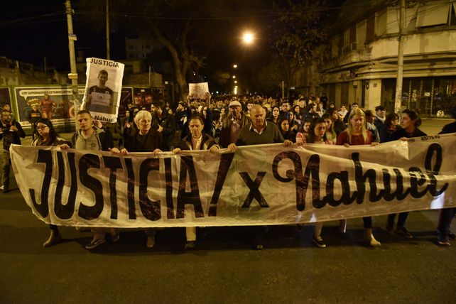 de frente. Unos mil vecinos caminaron 25 cuadras para pedir que se esclarezca el homicidio de Nahuel Ciarrocca.