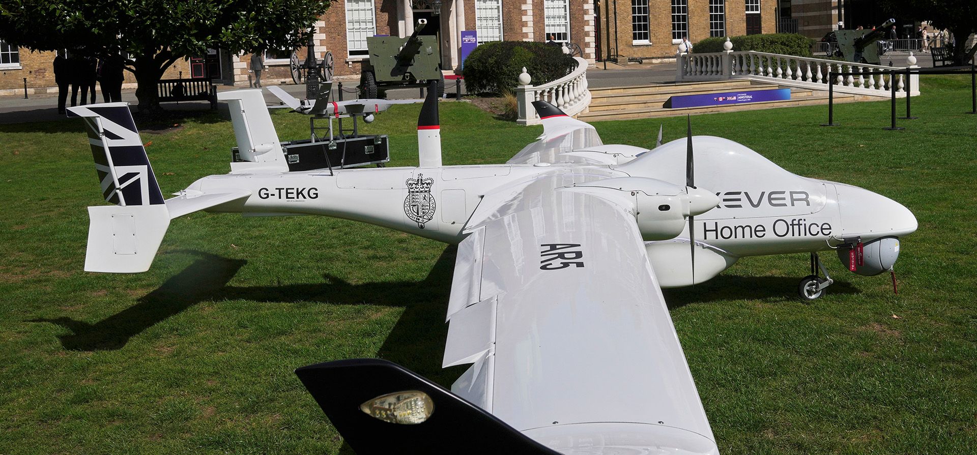 Un dron Tekever AR5 Evolution Mk.2 de G-TEKG se exhibe durante la reunión ministerial de los cinco países en la Honorable Artillery Company de Londres, el lunes 8 de septiembre de 2025. Los ministros del Interior del Reino Unido, Estados Unidos, Canadá, Australia y Nueva Zelanda debatirán algunas de las principales amenazas a la seguridad que enfrentan estas naciones. (Foto AP/Kin Cheung) Un dron Tekever AR5 Evolution Mk.2 de G-TEKG se exhibe durante la reunión ministerial de los cinco países en la Honorable Artillery Company de Londres, el lunes 8 de septiembre de 2025. Los ministros del Interior del Reino Unido, Estados Unidos, Canadá, Australia y Nueva Zelanda debatirán algunas de las principales amenazas a la seguridad que enfrentan estas naciones. (Foto AP/Kin Cheung)