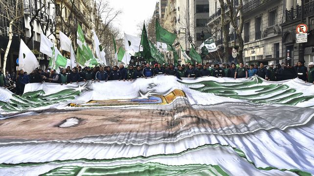 La Plaza de Mayo va tomando el color de la protesta del sindicalismo argentino