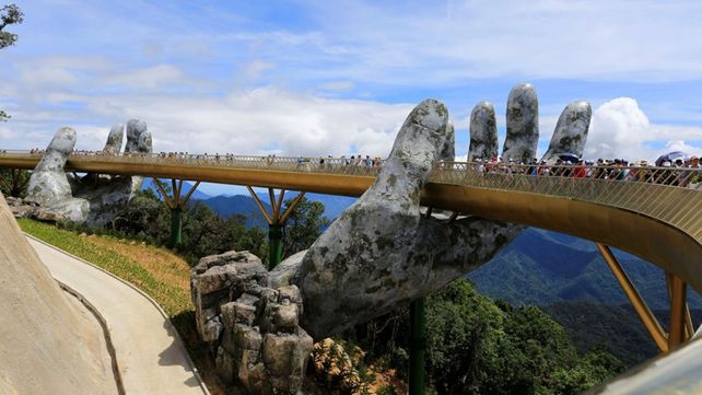 El increíble Puente de oro sostenido por dos manos deslumbra a los visitantes de Vietnam