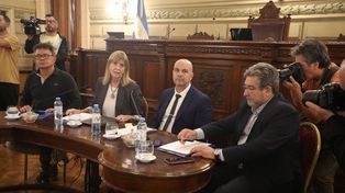 Urruty, Rodenas y Brilloni en el recinto de sesiones del Senado provincial.
