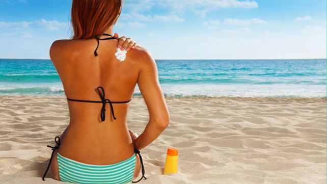 ¿Por qué el sol oscurece la piel pero aclara el pelo?