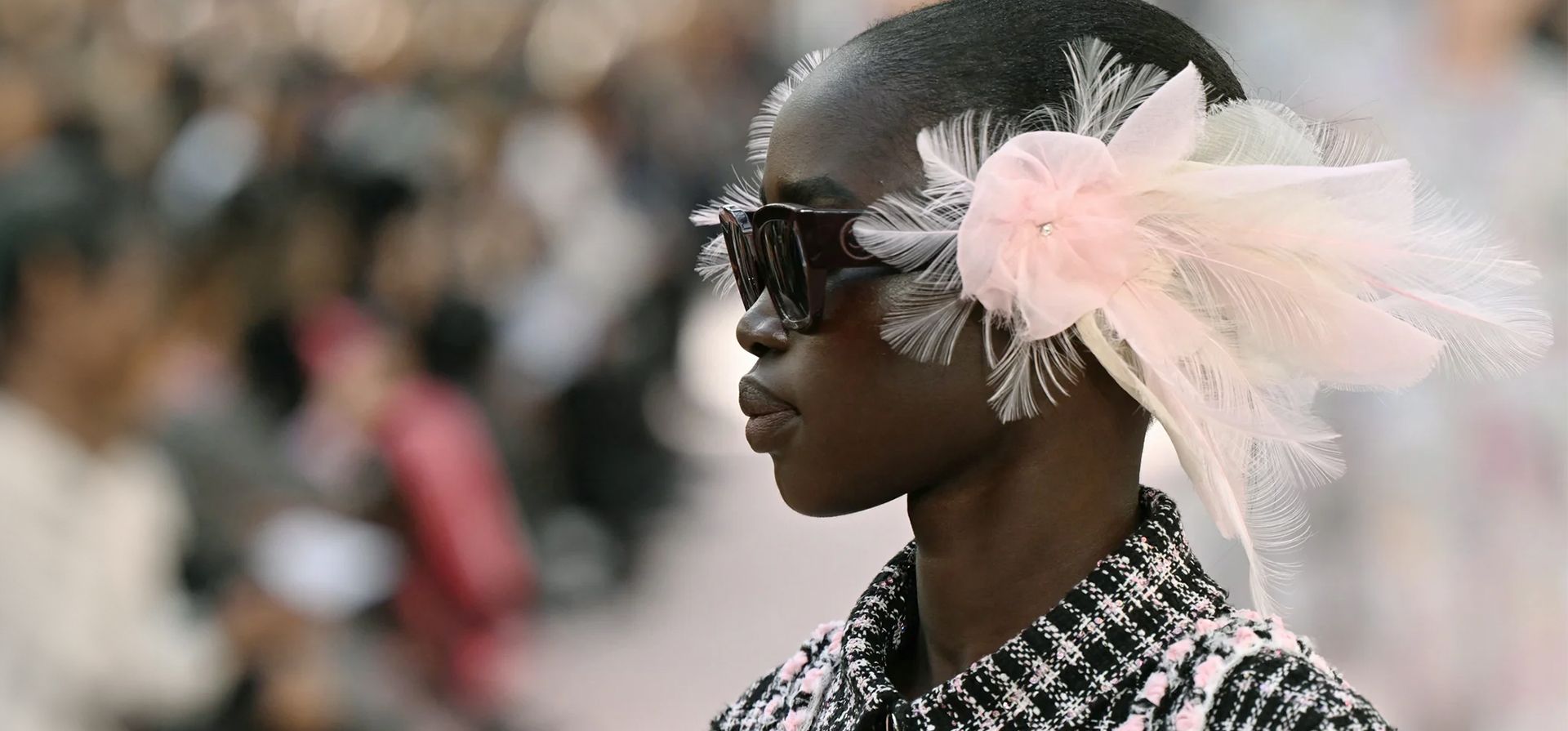 Una modelo presenta una creación de Chanel para la colección femenina prêt-à-porter primavera/verano 2025 en la semana de la moda de París, París, Francia. Fotografía: Bertrand Guay/AFP/Getty Images Una modelo presenta una creación de Chanel para la colección femenina prêt-à-porter primavera/verano 2025 en la semana de la moda de París, París, Francia. Fotografía: Bertrand Guay/AFP/Getty Images