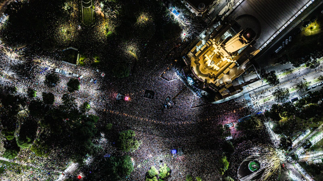 Fito P&aacute;ez en el Monumento junto a una multitud. Los c&aacute;lculos oficiales se&ntilde;alan que 300 mil personas disfrutaron de la m&uacute;sica del rosarino